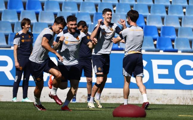 Carlos Fernández, junto a varios compañeros durante el entrenamiento del pasado viernes. / REAL SOCIEDAD