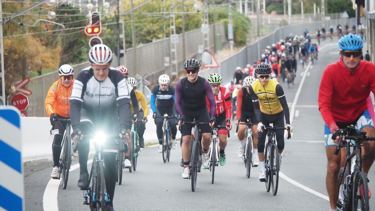 La primera edición se saldó con la participación de más de 300 ciclistas.