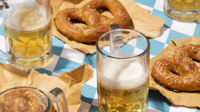 Jarras de cerveza y pretzels en la Oktoberfest.