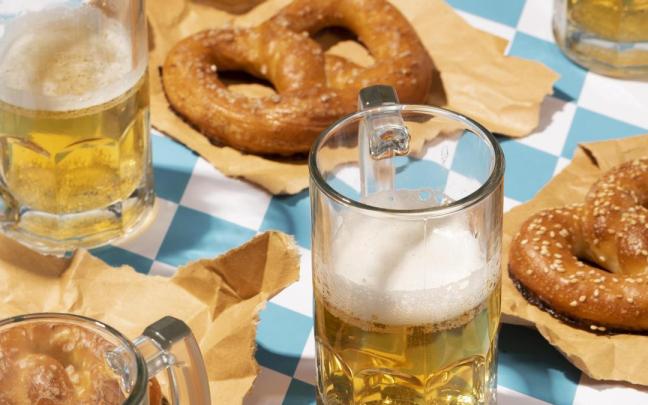 Jarras de cerveza y pretzels en la Oktoberfest.