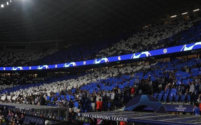 La real responde el buen juego de la Real. / RUBEN PLAZA