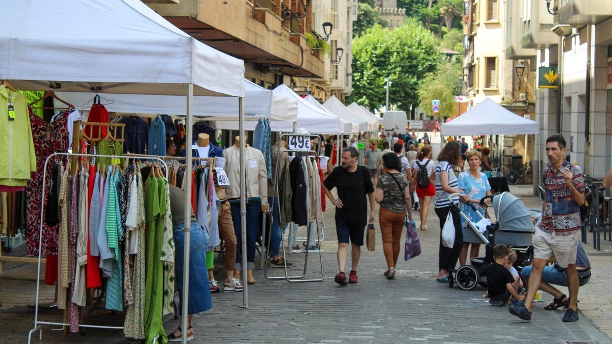 Las tiendas en la calle Erribera de Zumaia en un Braderie Eguna anterior.