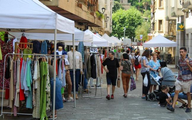 Las tiendas en la calle Erribera de Zumaia en un Braderie Eguna anterior.