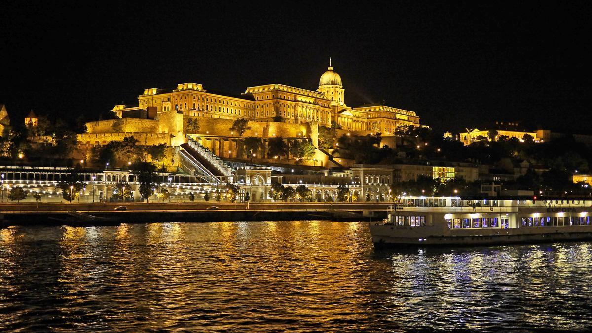 Vista nocturna de Budapest desde un barco que recorre el Danubio.