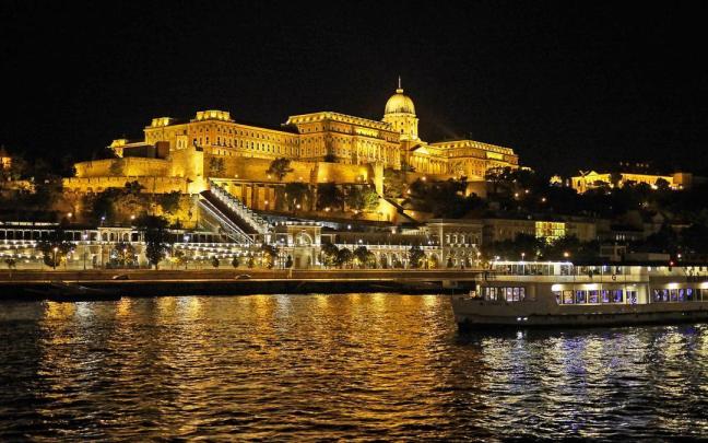 Vista nocturna de Budapest desde un barco que recorre el Danubio.