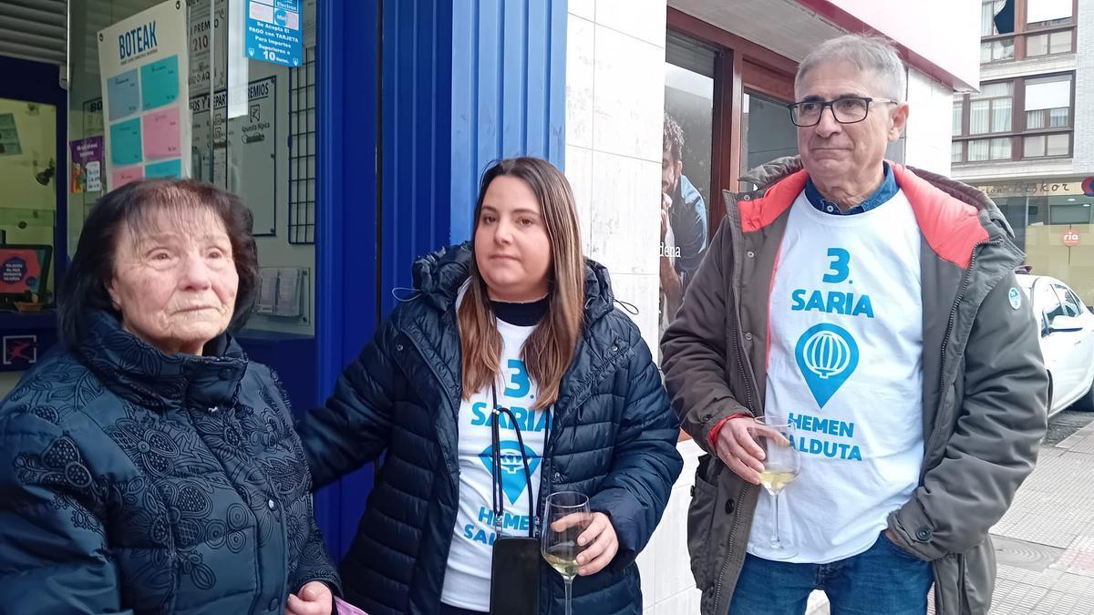 Miren, de 89 año, acompañada por responsables de la administración número 1 de Igorre