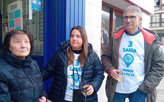 Miren, de 89 año, acompañada por responsables de la administración número 1 de Igorre