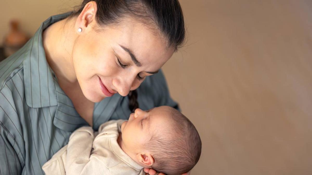 Una mujer con su bebé.