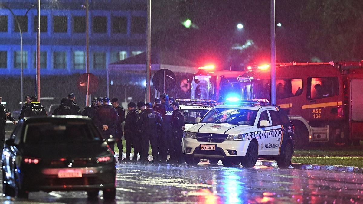 La policía en el lugar en el que se han producido dos explosiones en Brasilia.