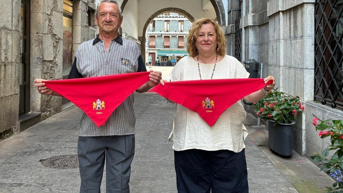 Juan Carlos Sillero, junto a la alcaldesa de Deba, Alazne Txurruka, con el pañuelo de fiestas.