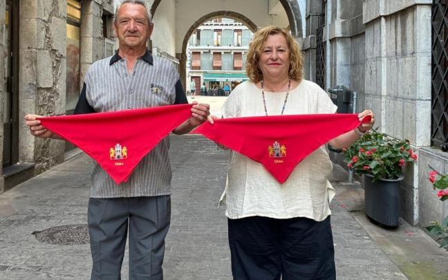 Juan Carlos Sillero, junto a la alcaldesa de Deba, Alazne Txurruka, con el pañuelo de fiestas.