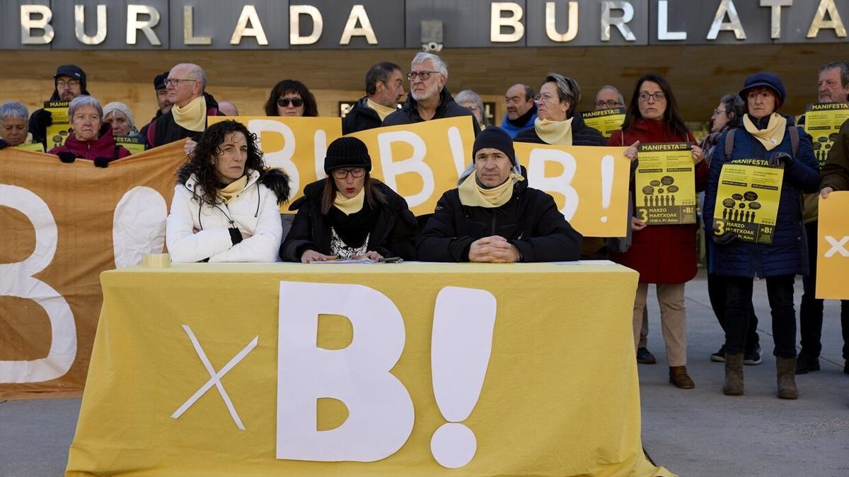 Presentación en rueda de prensa de la plataforma popular 'Burlada para todas y todos', surgida para divulgar "diferentes problemas existentes en el pueblo por la gestión de la Alcaldía" y que ha convocado una manifestación el s