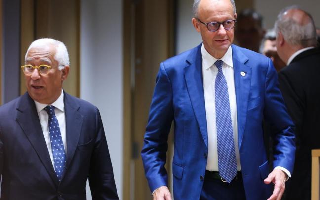 El presidente del Consejo Europa, António Costa, y el canciller alemán, Friedrich Merz, ayer.