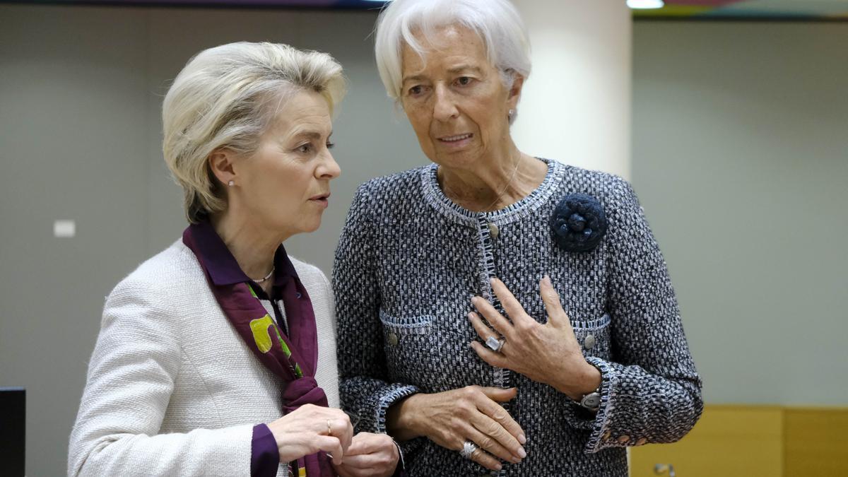 La presidenta de la CE, Ursula von der Leyen, conversaba este viernes en Bruselas con su homóloga en el BCE, Christine Lagarde, en el marco de la cumbre del euro.