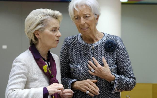 La presidenta de la CE, Ursula von der Leyen, conversaba este viernes en Bruselas con su homóloga en el BCE, Christine Lagarde, en el marco de la cumbre del euro.