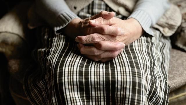 Un enfermo de Parkinson entrelaza sus manos