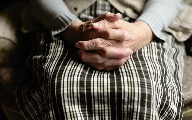 Un enfermo de Parkinson entrelaza sus manos