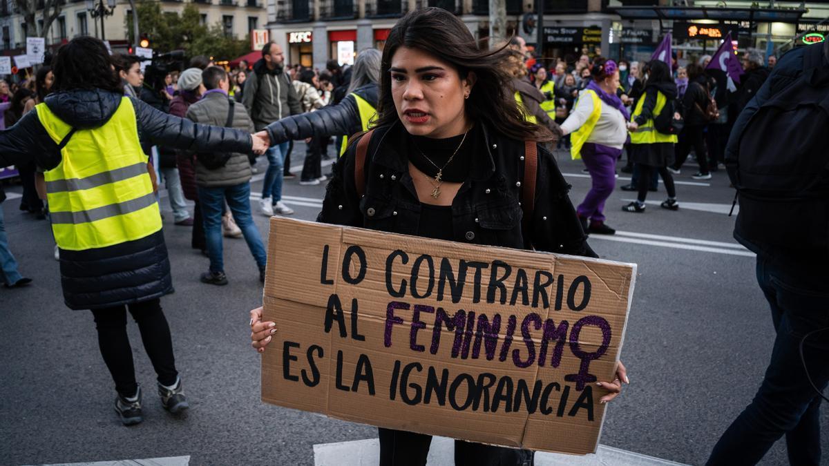 Una mujer con un cartel durante una manifestación convocada por el Movimiento Feminista de Madrid, 8 de marzo de 2023.