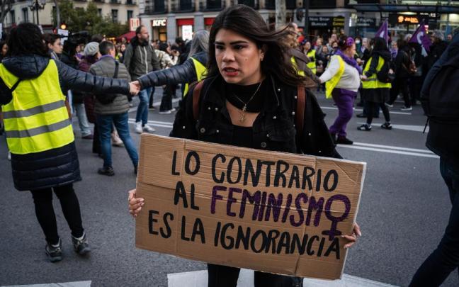 Una mujer con un cartel durante una manifestación convocada por el Movimiento Feminista de Madrid, 8 de marzo de 2023.