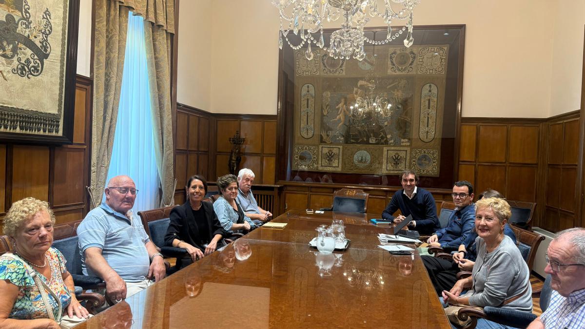 Reunión entre la diputada y las asociaciones de vecinos.