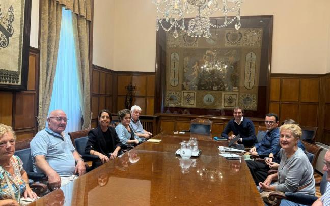 Reunión entre la diputada y las asociaciones de vecinos.