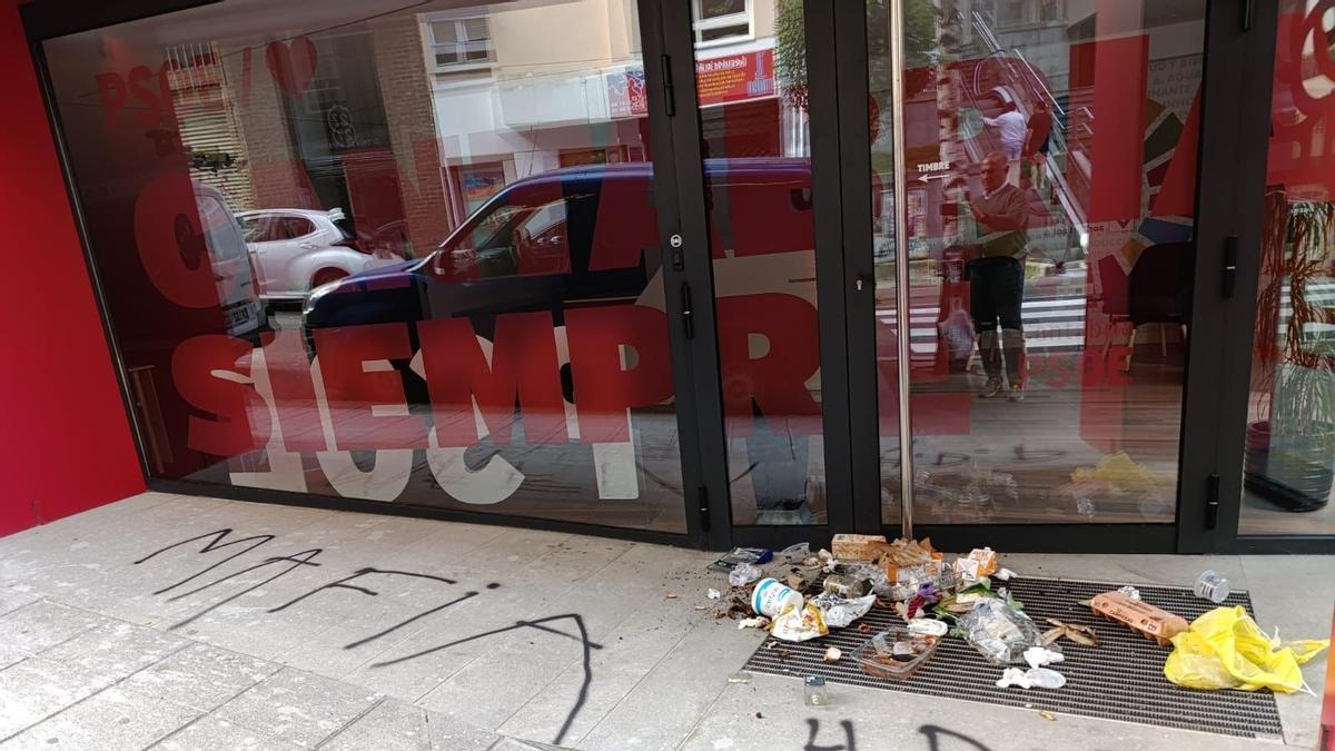 El PSOE denuncia un nuevo ataque a su sede de Cantabria con la palabra "mafia" y reprocha a Feijóo su "silencio".
