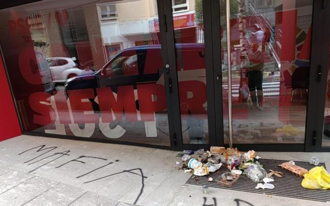 El PSOE denuncia un nuevo ataque a su sede de Cantabria con la palabra "mafia" y reprocha a Feijóo su "silencio".