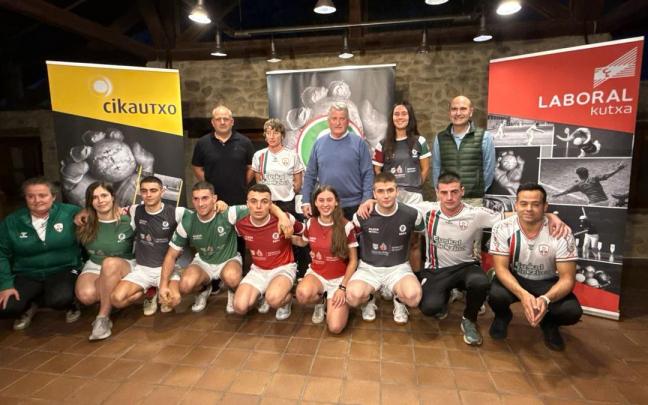 Los pelotaris que componen Euskal Selekzioa para el Mundial de frontball de Iztapalapa (México).