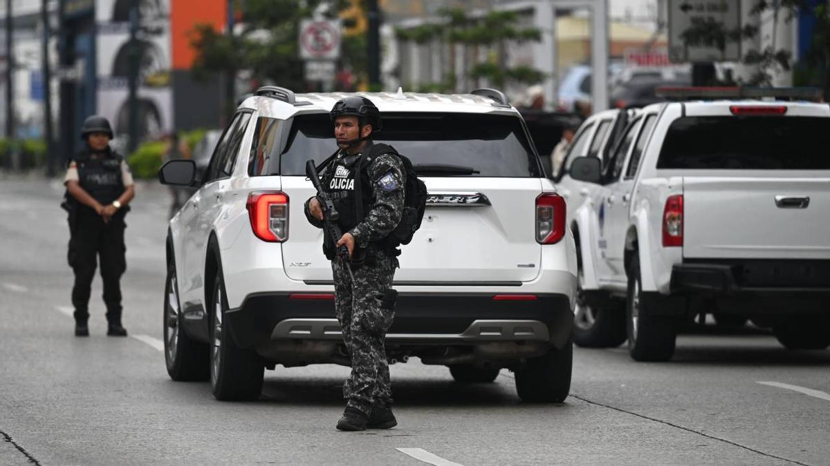 La policía de Ecuador intenta ubicar a asaltantes que dispararon a autobús con 40 españoles