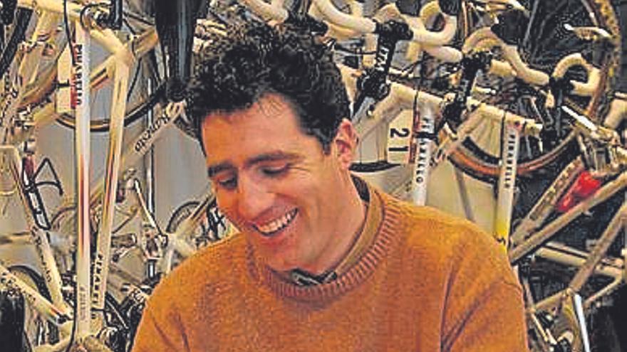 Indurain con uno de sus maillots