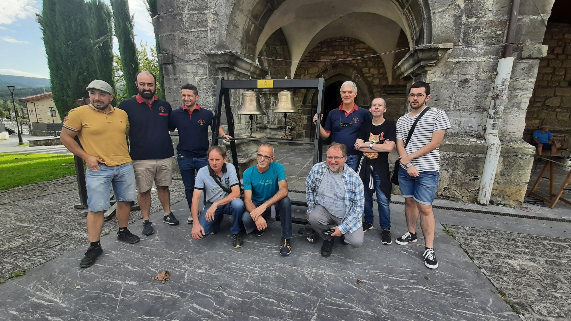 Grupo de campaneros de Amurrio en el exterior de la parroquia Santa María