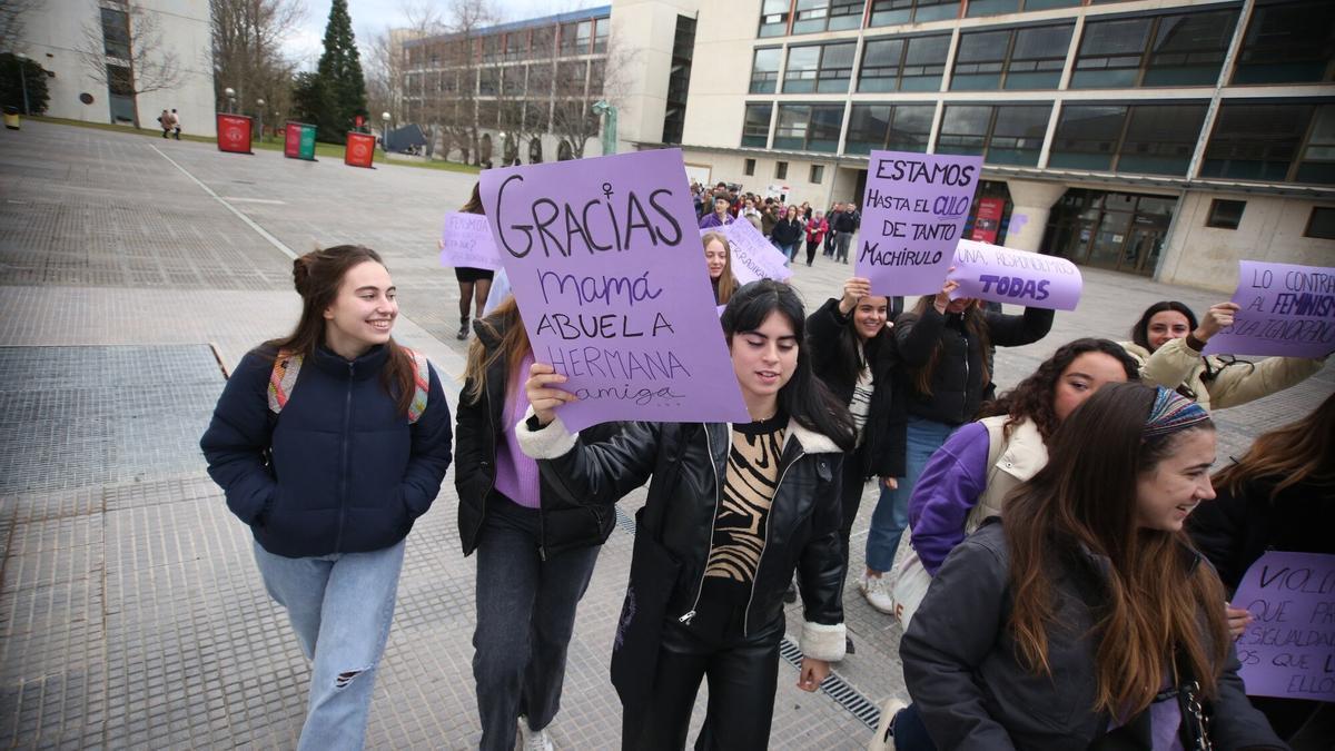 Fotos del 8M en Navarra, Día Internacional de la Mujer. Haz clic para ver las reivindicaciones que están teniendo lugar en la Comunidad.