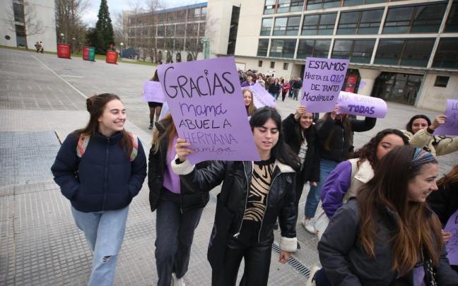Fotos del 8M en Navarra, Día Internacional de la Mujer. Haz clic para ver las reivindicaciones que están teniendo lugar en la Comunidad. Fotos del 8M en Navarra, Día Internacional de la Mujer. Haz clic para ver las reivindicaciones que están teniendo lugar en la Comunidad.