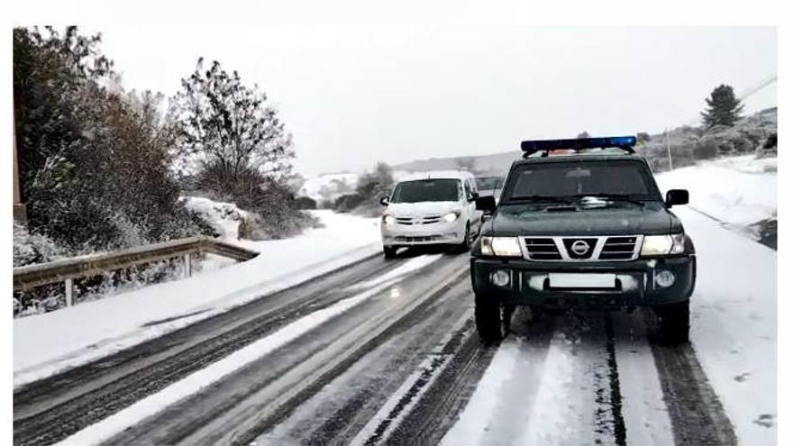 Atención en carretera de la Guardia Civil en la NA- 1110 a la altura de Ayegui