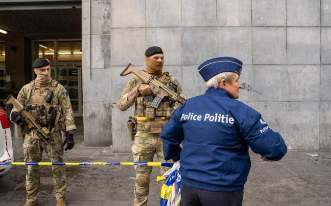 Soldados y agentes de policía belgas