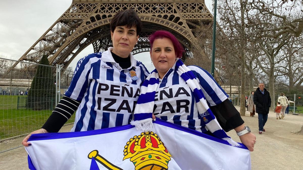 Maider Gorostidi y Nekane Idiakez posan con las camisetas de la Peña Izar delante de la Torre Eiffel. / M.R.