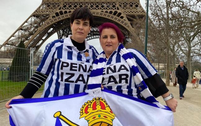 Maider Gorostidi y Nekane Idiakez posan con las camisetas de la Peña Izar delante de la Torre Eiffel. / M.R.