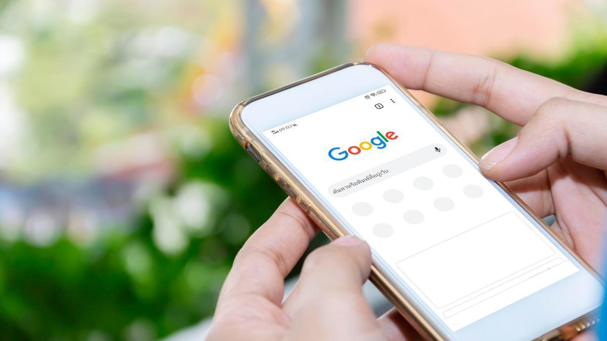 Una persona se dispone a realizar un búsqueda en Google.