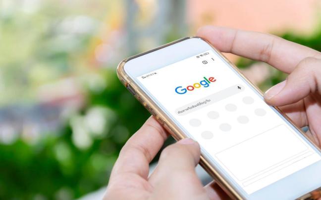 Una persona se dispone a realizar un búsqueda en Google.