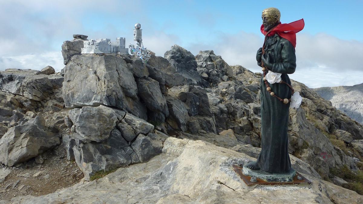 Estatua de San Francisco Javier en la cima de la Mesa de los Tres Reyes.