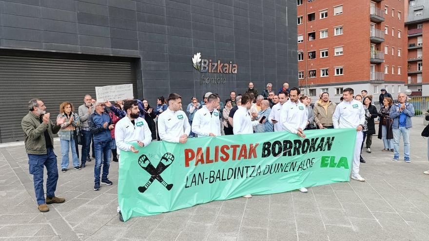 Los palistas profesionales de Innpala se manifiestan frente al frontón Bizkaia de Bilbao.