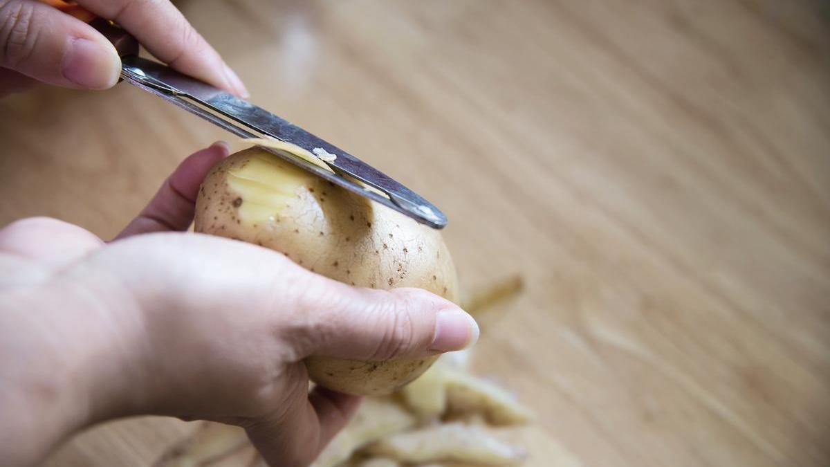 Pelar patatas