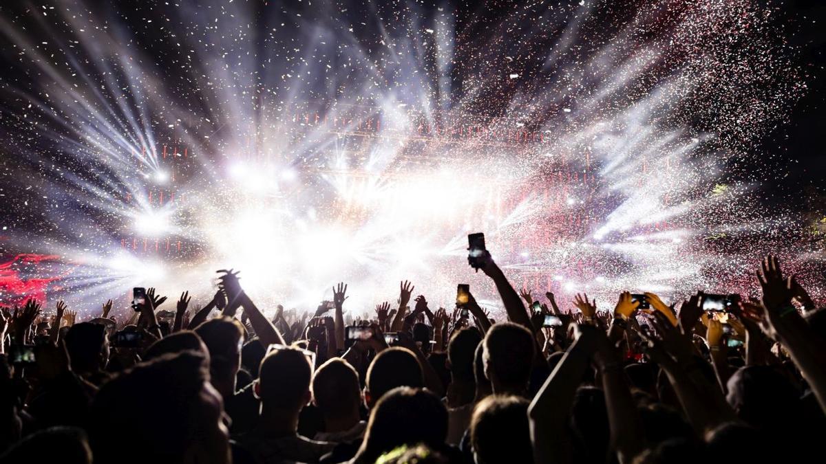 El interior de una discoteca llena de gente.