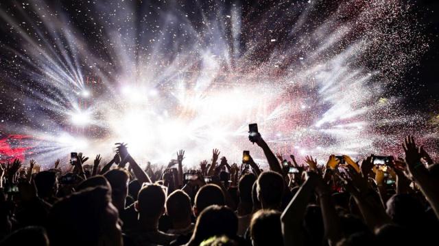El interior de una discoteca llena de gente. / Drazen Zigic El interior de una discoteca llena de gente.
