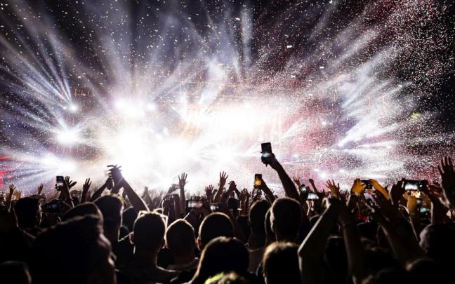 El interior de una discoteca llena de gente. / Drazen Zigic El interior de una discoteca llena de gente.