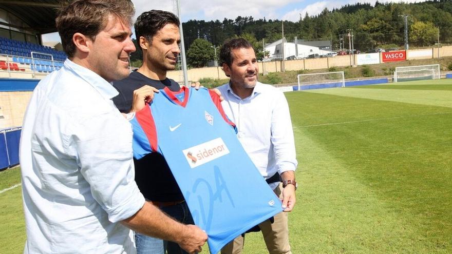 Asier Goiria, Xabi Etxeita y Jon Larrea, en la presentación del central en septiembre de 2022.