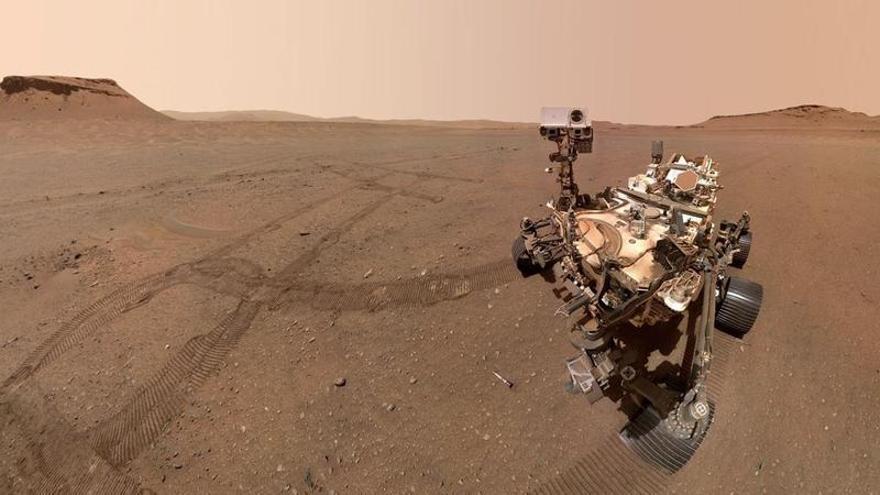 El rover Perseverance de la NASA se fotografía sí mismo en Marte.