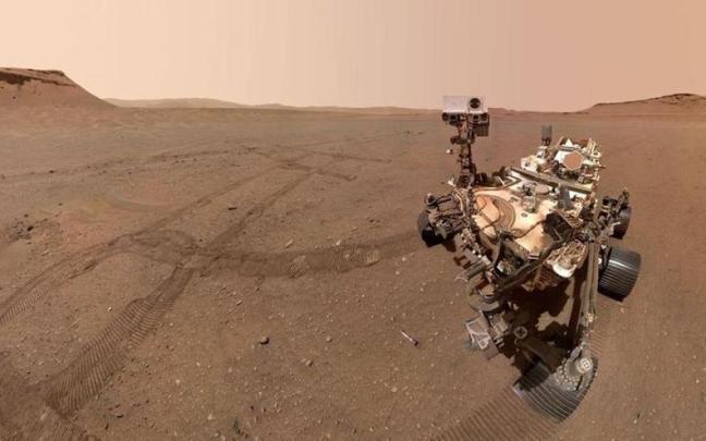 El rover Perseverance de la NASA se fotografía sí mismo en Marte.