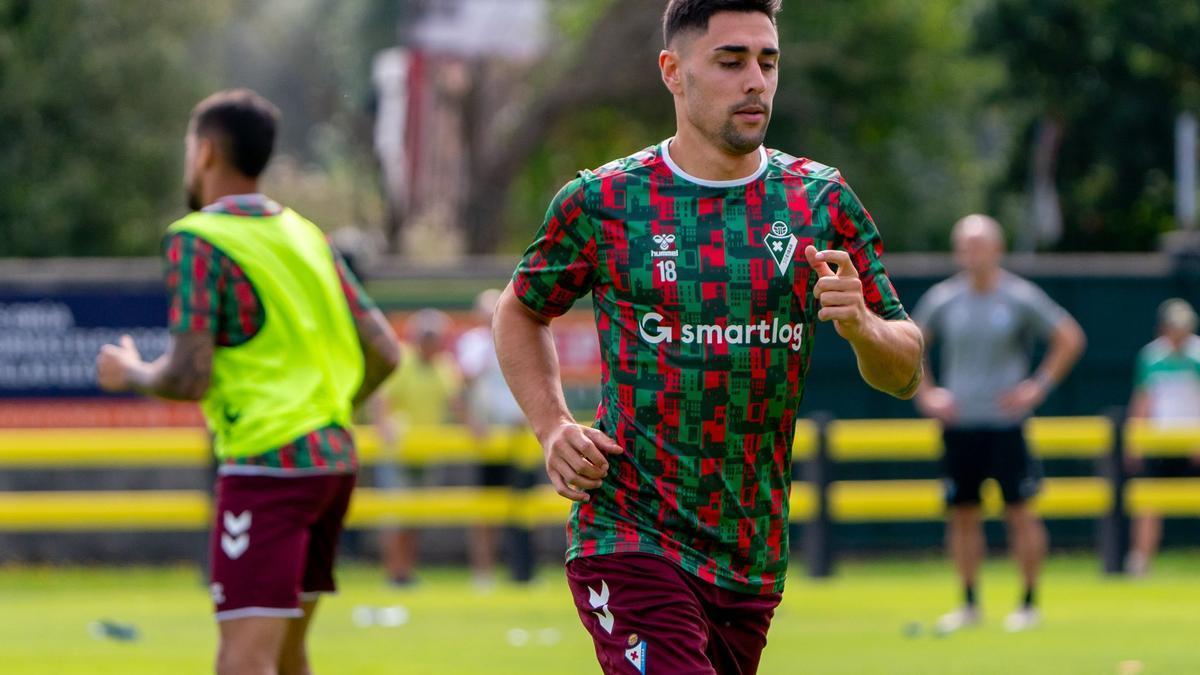 Martín Merquelanz, este sábado realizando ejercicios de calentamiento. / SD EIBAR