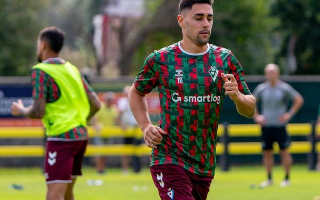 Martín Merquelanz, este sábado realizando ejercicios de calentamiento. / SD EIBAR